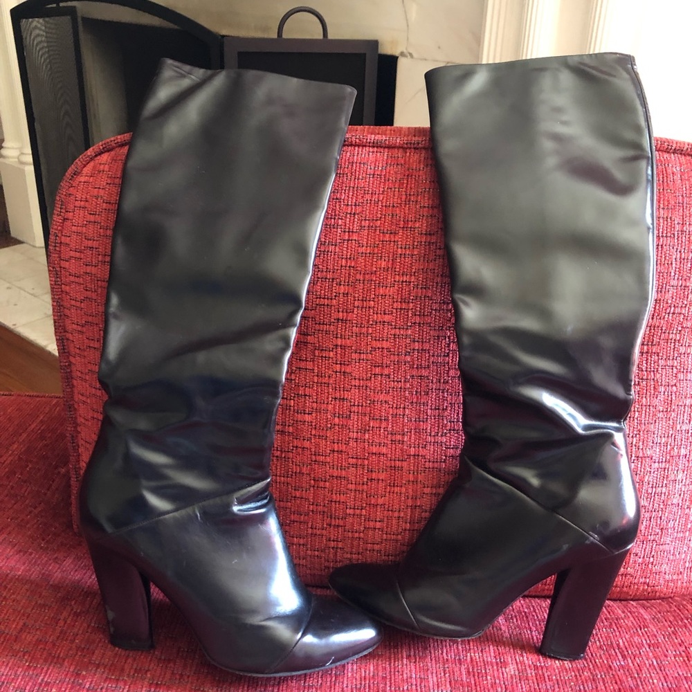 MICHAEL KORS Knee High 4.5” Healed leather boot with a beautiful sheen